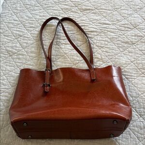 Chic Tan Leather Shoulder Bag